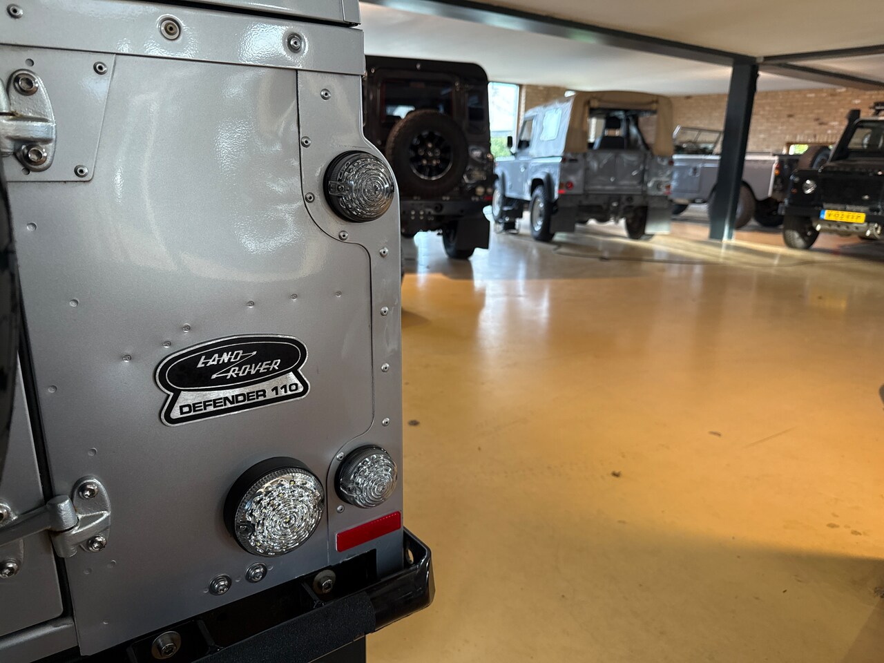 Land Rover Defender - 2.2 D HT 110" SE Lage km stand