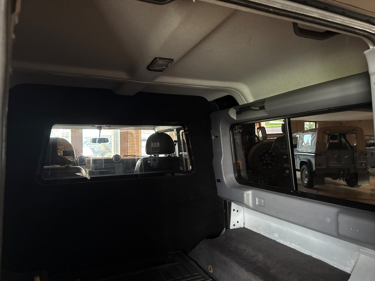 Land Rover Defender - 2.2 D HT 110" SE Lage km stand