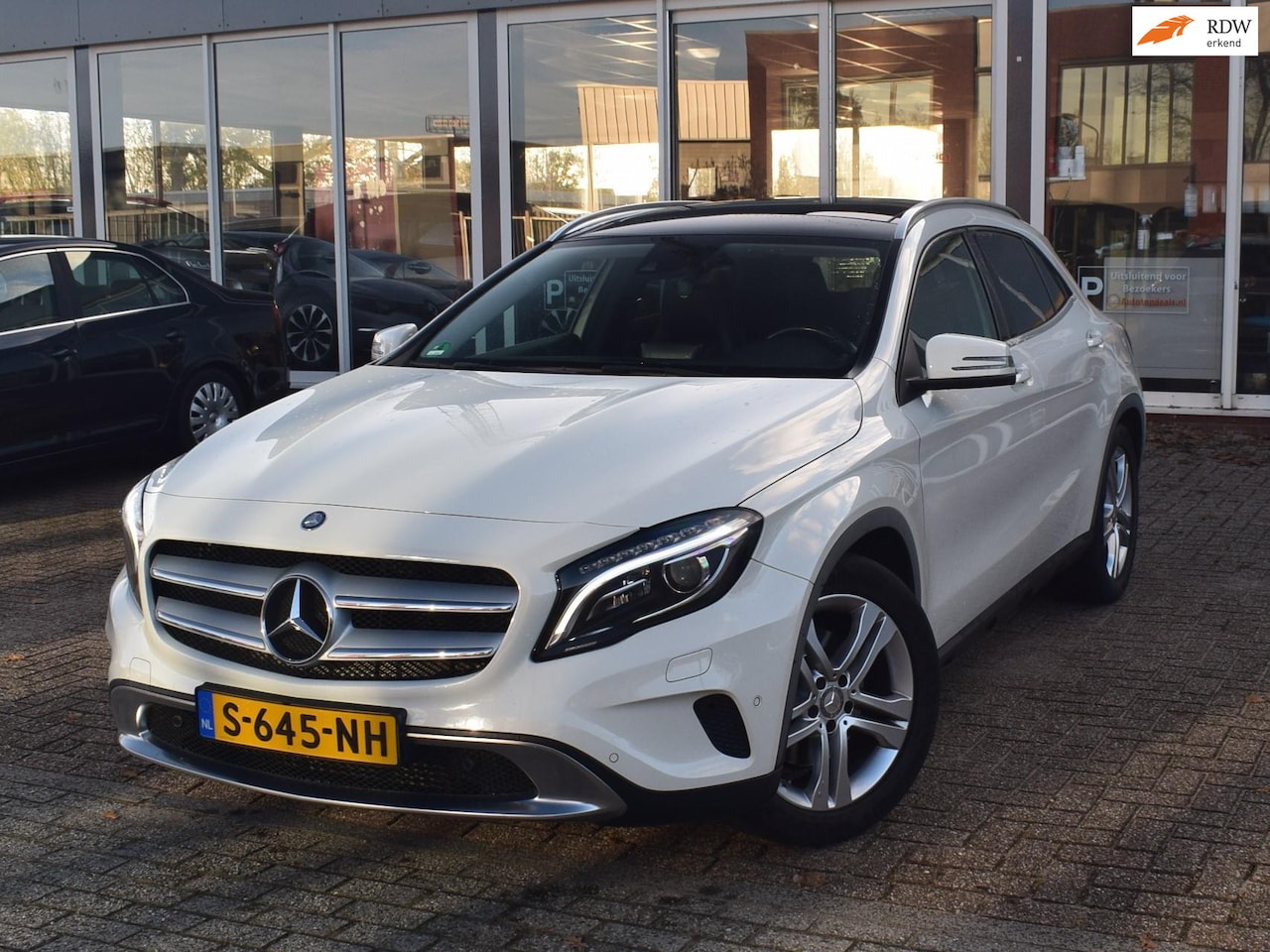 Mercedes-Benz GLA-Klasse - 250 4Matic Dealer onderhouden |AUTOMAAT|PANO DAK|AUTOMATISCH INPARKEREN|LEDER|STOELVERWARM - AutoWereld.nl