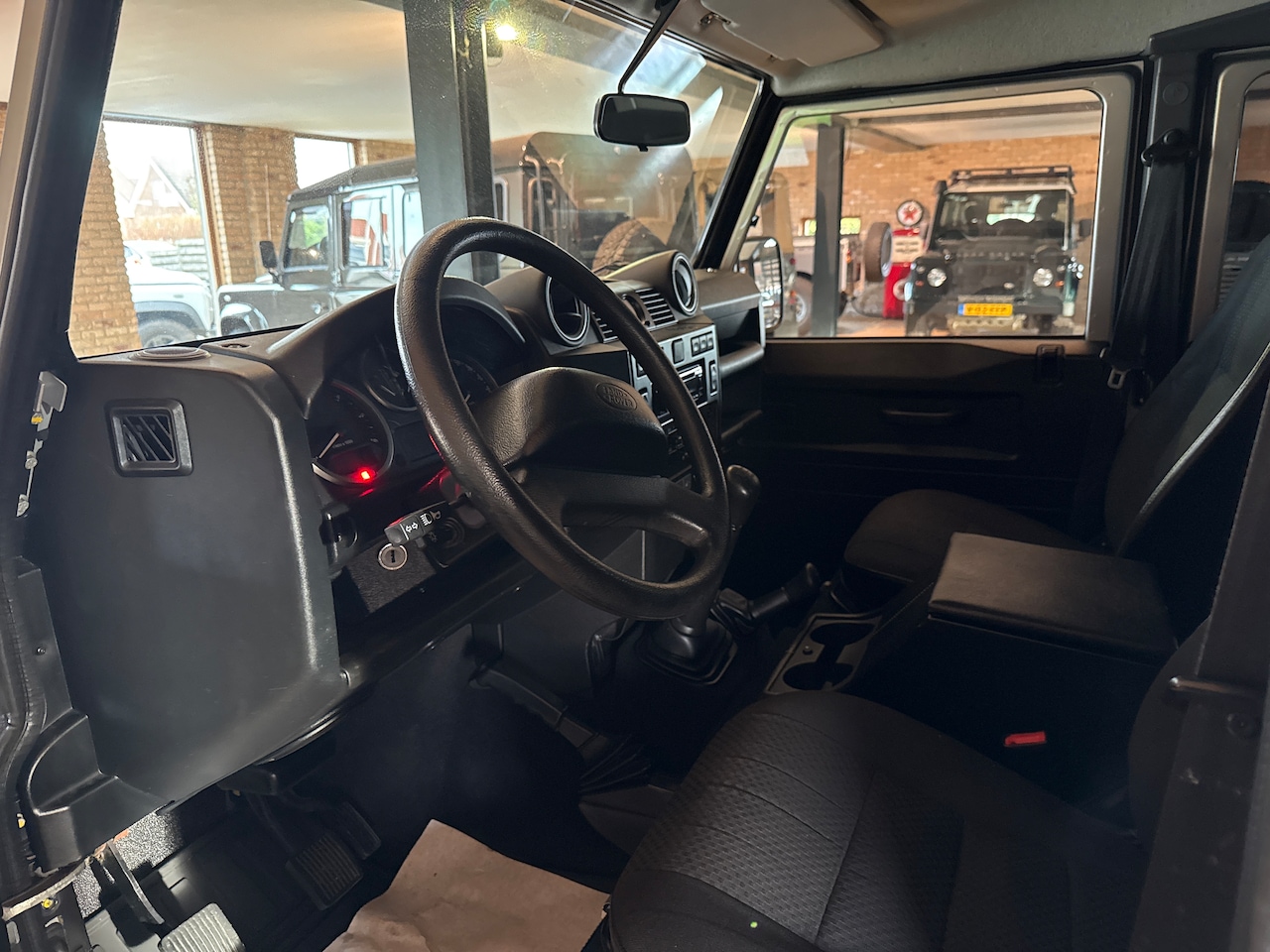 Land Rover Defender - 2.2 D HT 110" SE Lage km stand