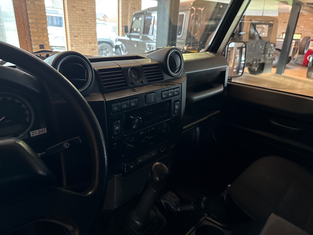 Land Rover Defender - 2.2 D HT 110" SE Lage km stand