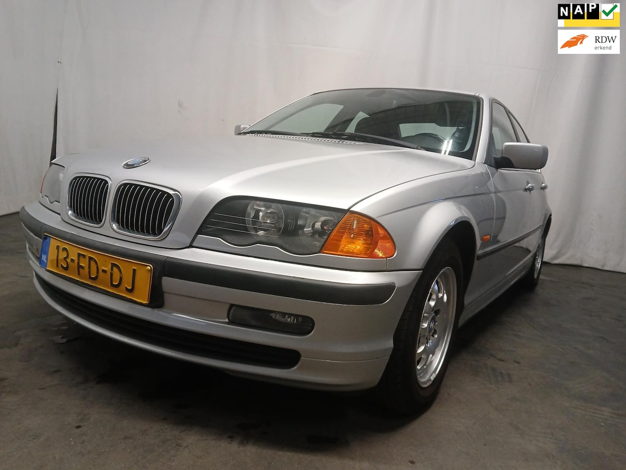 BMW 3-serie - 323i Executive - Koppakking defect - Motor loopt onregelmatig - Motor lamp - Schade - AutoWereld.nl