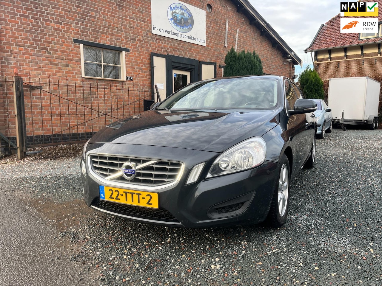 Volvo V60 - 1.6 T3 Momentum 1.6 T3 Momentum ( Navigatie + Cruise controle + Parkeersensoren ) - AutoWereld.nl