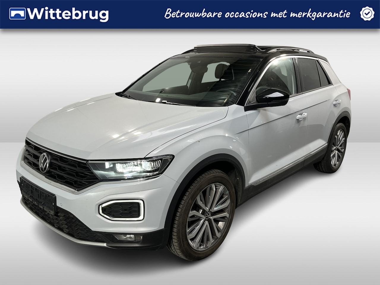 Volkswagen T-Roc - 1.5 TSI Sport / AUTOMAAT/ PANO/ PARK. SENSOREN + CAMERA/ RIJ-MODI/ LED/ ADAPT. CRUISE/ 18" - AutoWereld.nl