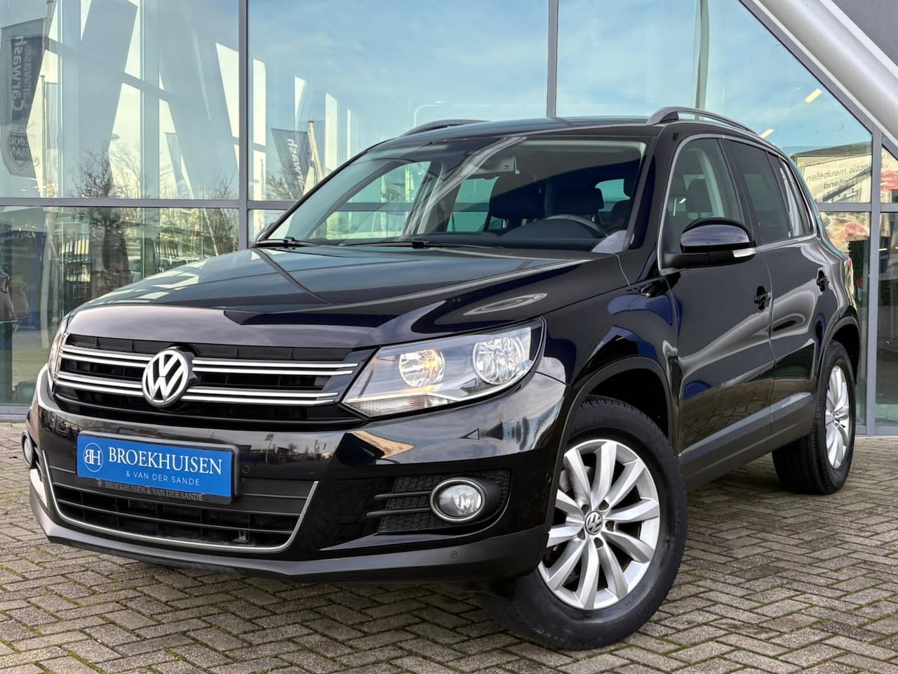 Volkswagen Tiguan - 1.4 TSI Sport&Style 161pk Navigatie / Stoelverwarming / Cruise Control - AutoWereld.nl