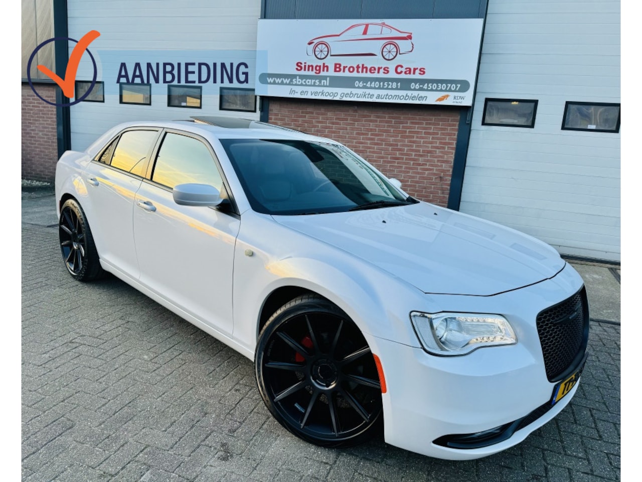 Chrysler 300C - 3.6 AUT KEYLESS CAMERA LEER NAVI XENON VOL!! - AutoWereld.nl