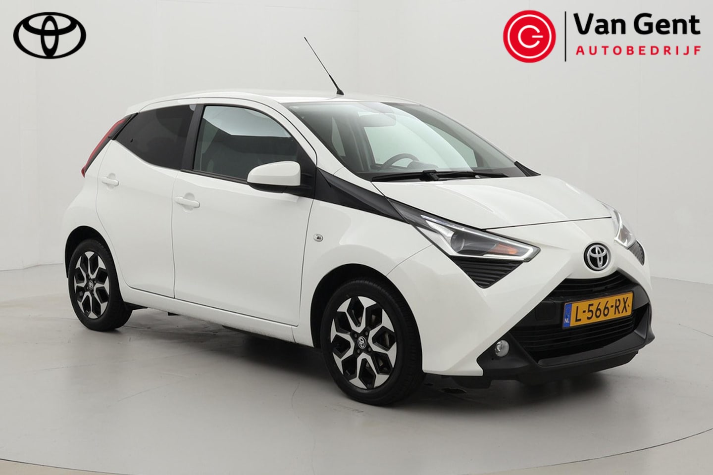 Toyota Aygo - 1.0 VVT-i x-joy | Apple Carplay / Android Auto | Clima | Camera | 15 inch | Bluetooth | DA - AutoWereld.nl