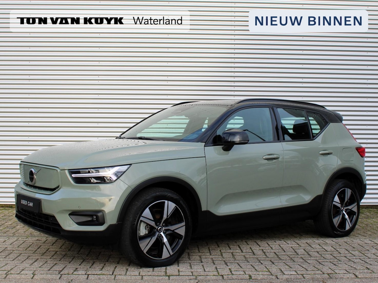 Volvo XC40 - Recharge P8 AWD R-Design Automaat / Microtech Nubuck interieur / Sage Green metallic / Goo - AutoWereld.nl