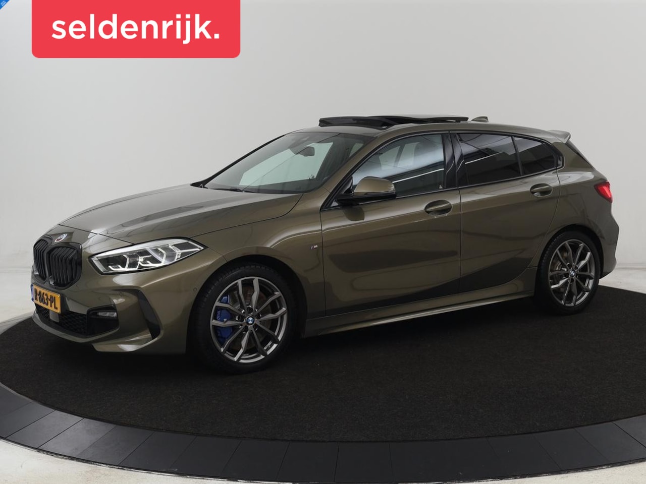 BMW 1-serie - 118i M Sport | Panoramadak | Leder | Stoelverwarming | Carplay | Sfeerverlichting | Camera - AutoWereld.nl