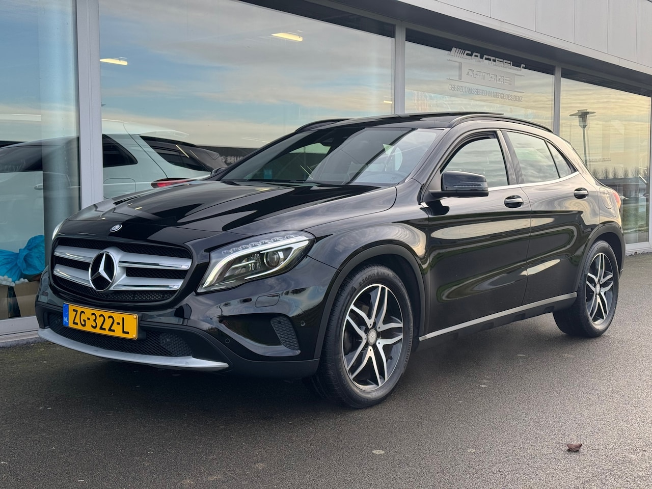 Mercedes-Benz GLA-Klasse - 180 Ambition Style automaat , afneembare trekhaak , panoramaschuifdak - AutoWereld.nl
