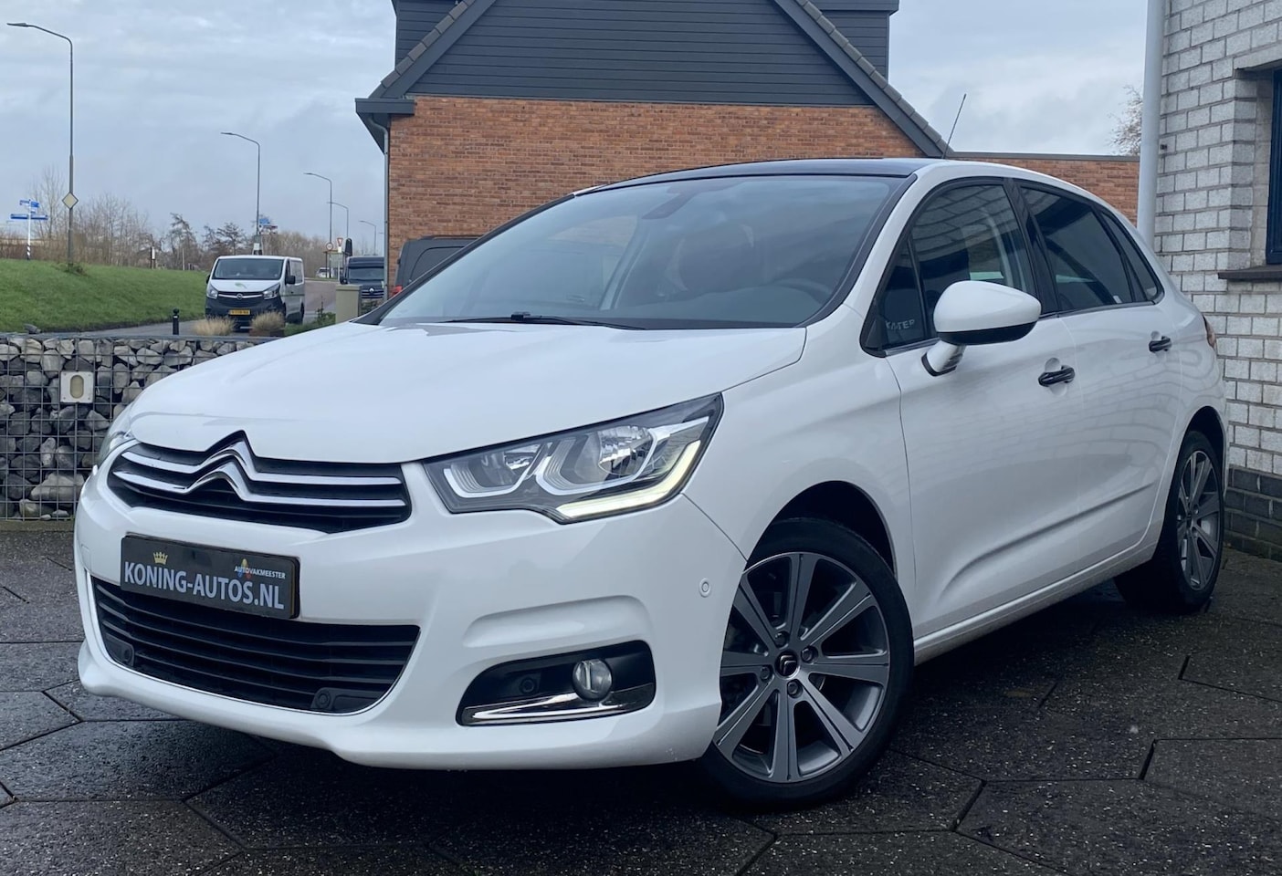 Citroën C4 - 1.2 PureTech Feel Collection/ Autom/ Pano/ Cam/ DAB/ Dealeronderhouden - AutoWereld.nl