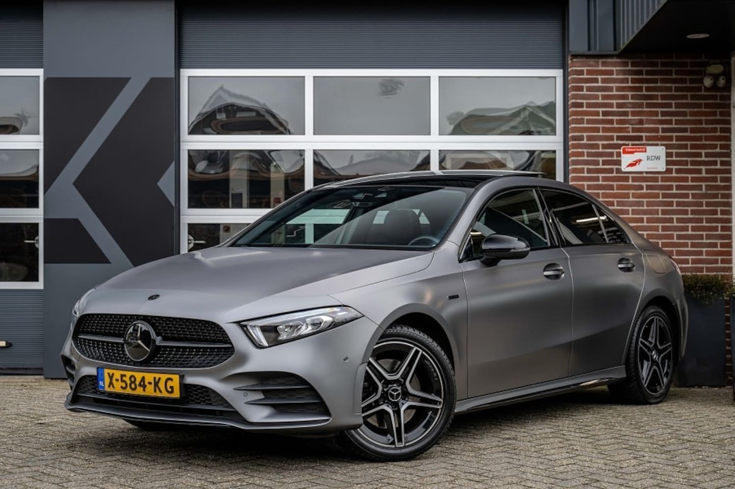Mercedes-Benz A-klasse - 250 e Business Solution AMG Limited | Panorama | Ambiance | ACC | Matte Magno | Keyless-en - AutoWereld.nl