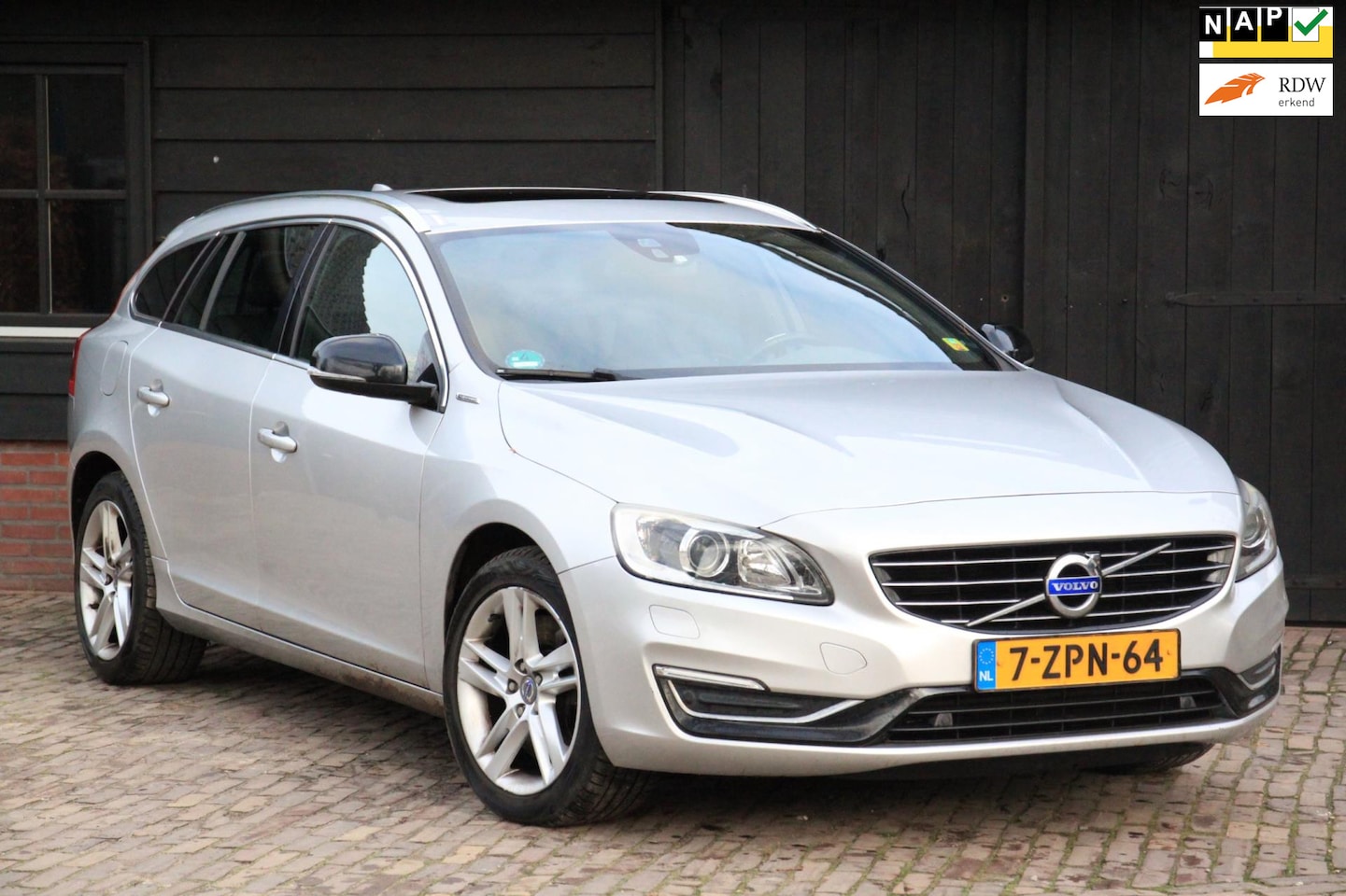 Volvo V60 - 2.4 D6 AWD Plug-In Hybrid Summum Elek-Dak/Camera/Xenon/Leer/Parkeersensor v,a - AutoWereld.nl