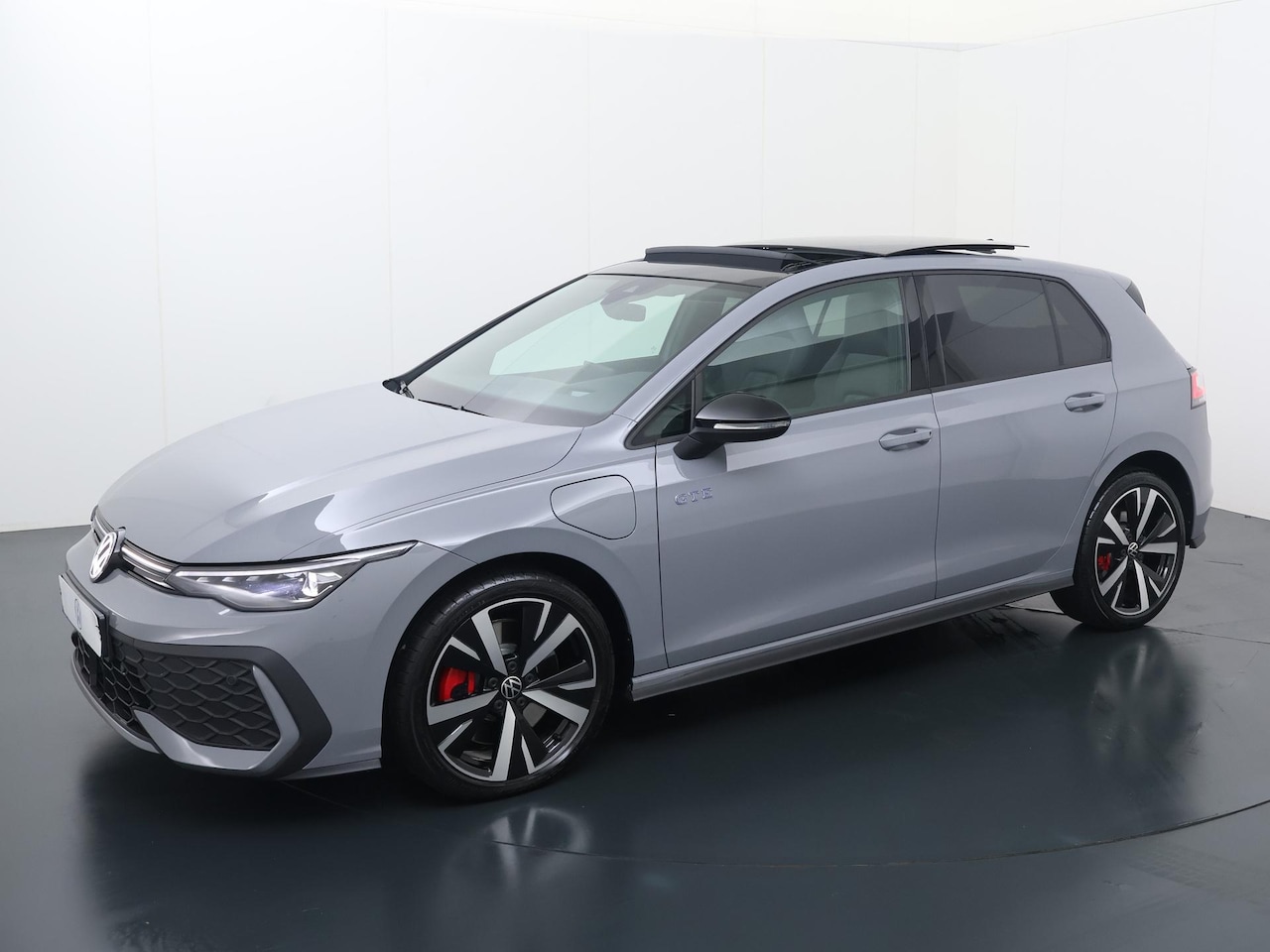 Volkswagen Golf - 1.5 eHybrid GTE | 272 PK | SoH 100% | Panoramadak | Head-up display | IQ.Light Matrix LED - AutoWereld.nl