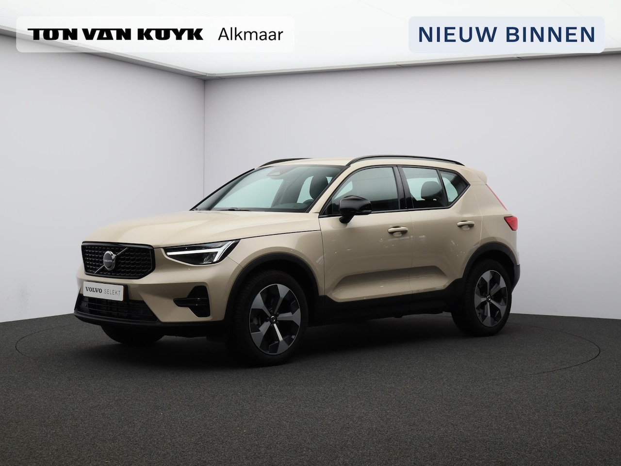 Volvo XC40 - 2.0 B4 Plus Dark / Trekhaak / Harman Kardon / Elektr. bed. stoelen / Stoel+stuur+voorruitv - AutoWereld.nl