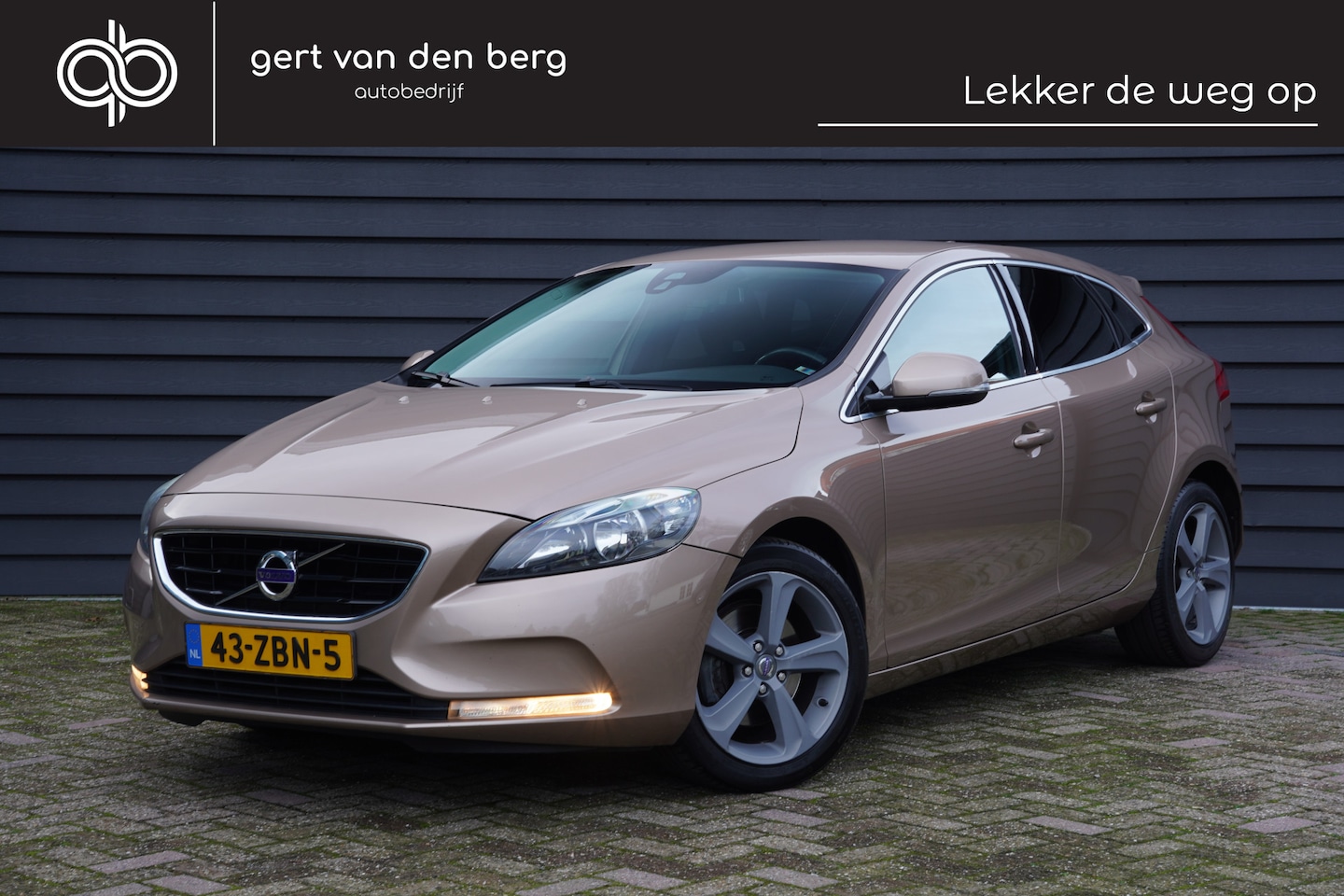 Volvo V40 - 1.6 T4 Momentum - 180 PK - TREKHAAK - CAMERA - KEYLESS - CLIMA - CRUISE - - AutoWereld.nl