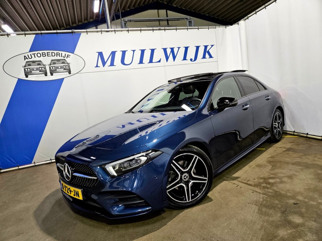 Mercedes-Benz A-klasse - 180 Business Solution AMG / Panoramadak / Night Pakket / Sfeerverl. / NL Auto - AutoWereld.nl