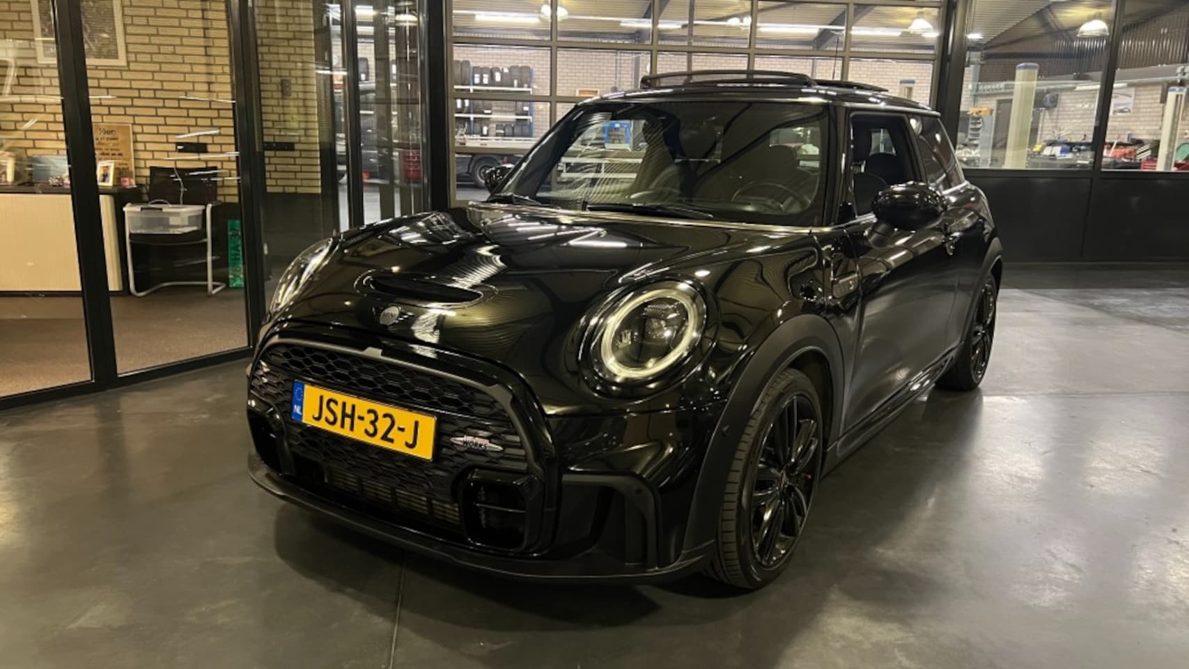 MINI Cooper - 2.0 COOPER S JCW Automaat-Leer-Schuifdak - AutoWereld.nl
