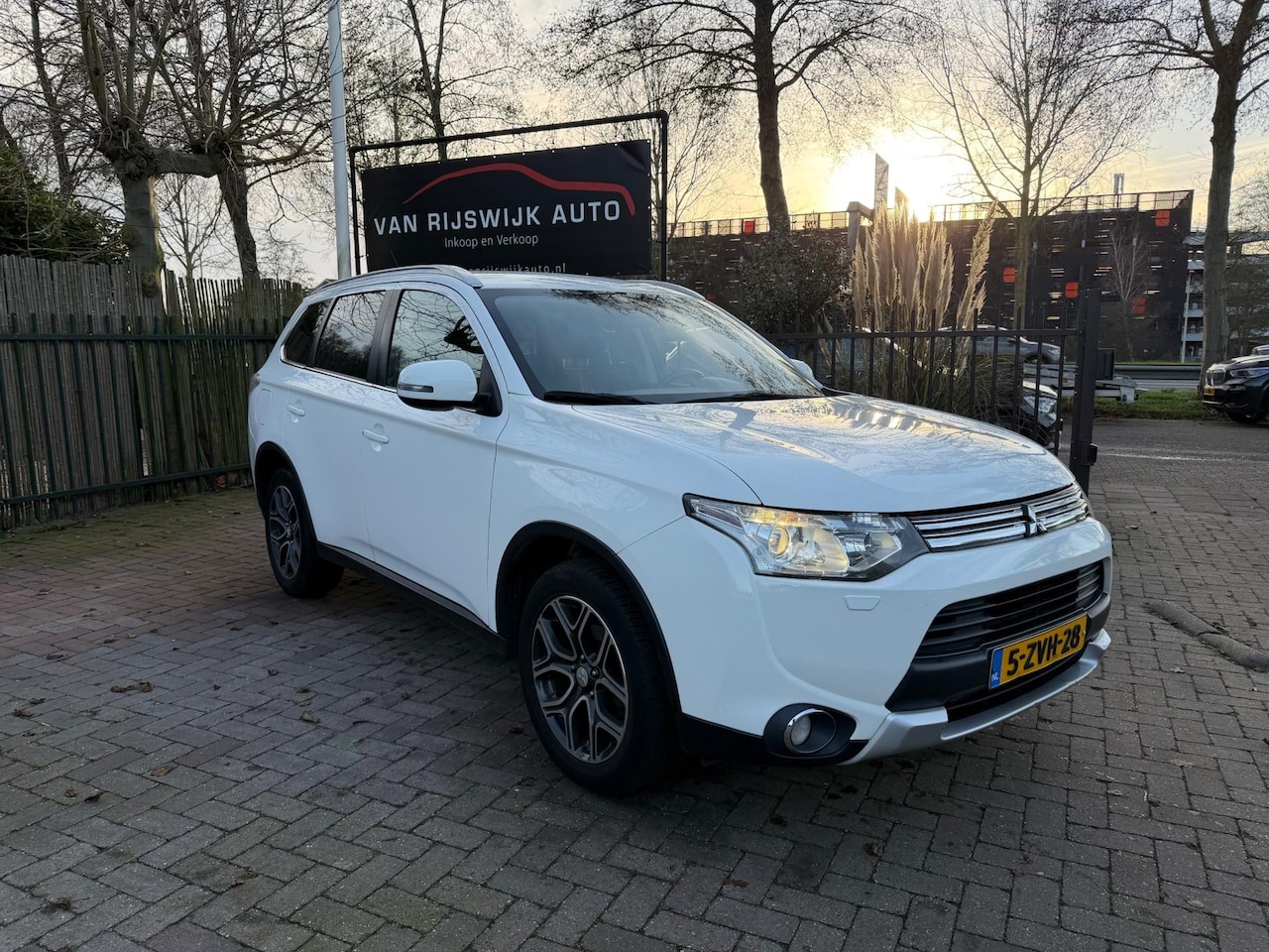 Mitsubishi Outlander - 2.0 PHEV Executive Edition X-Line Leder Nav Camera - AutoWereld.nl