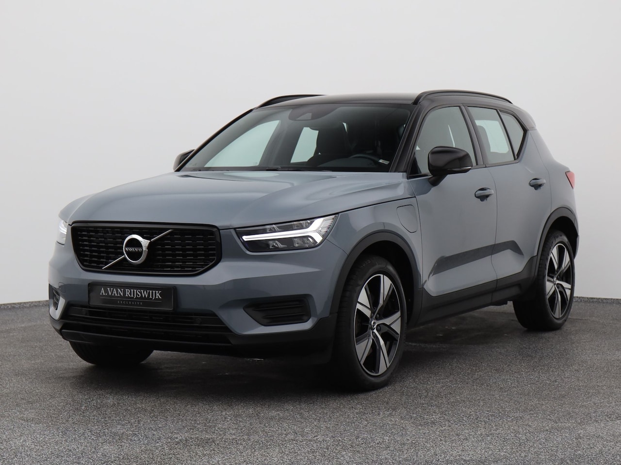 Volvo XC40 - 1.5 T4 Recharge R-Design | KEYLESS | STOEL- EN STUURVERWARMING - AutoWereld.nl