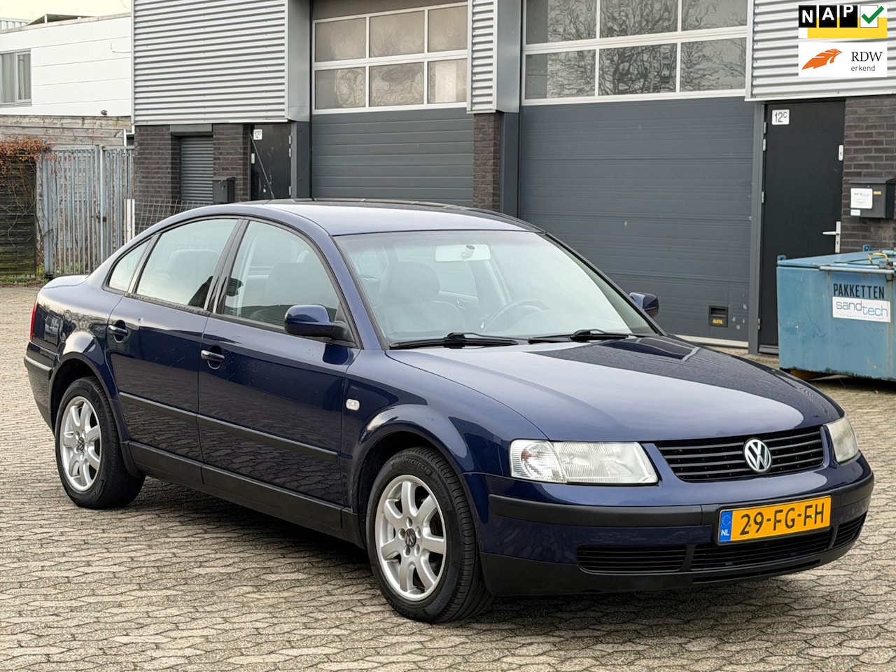 Volkswagen Passat - 2.3 V5 LEER AUTOMAAT CLIMA CRUISE PDC TREKHAAK - AutoWereld.nl