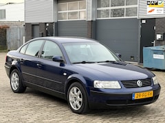 Volkswagen Passat - 2.3 V5 LEER AUTOMAAT CLIMA CRUISE PDC TREKHAAK