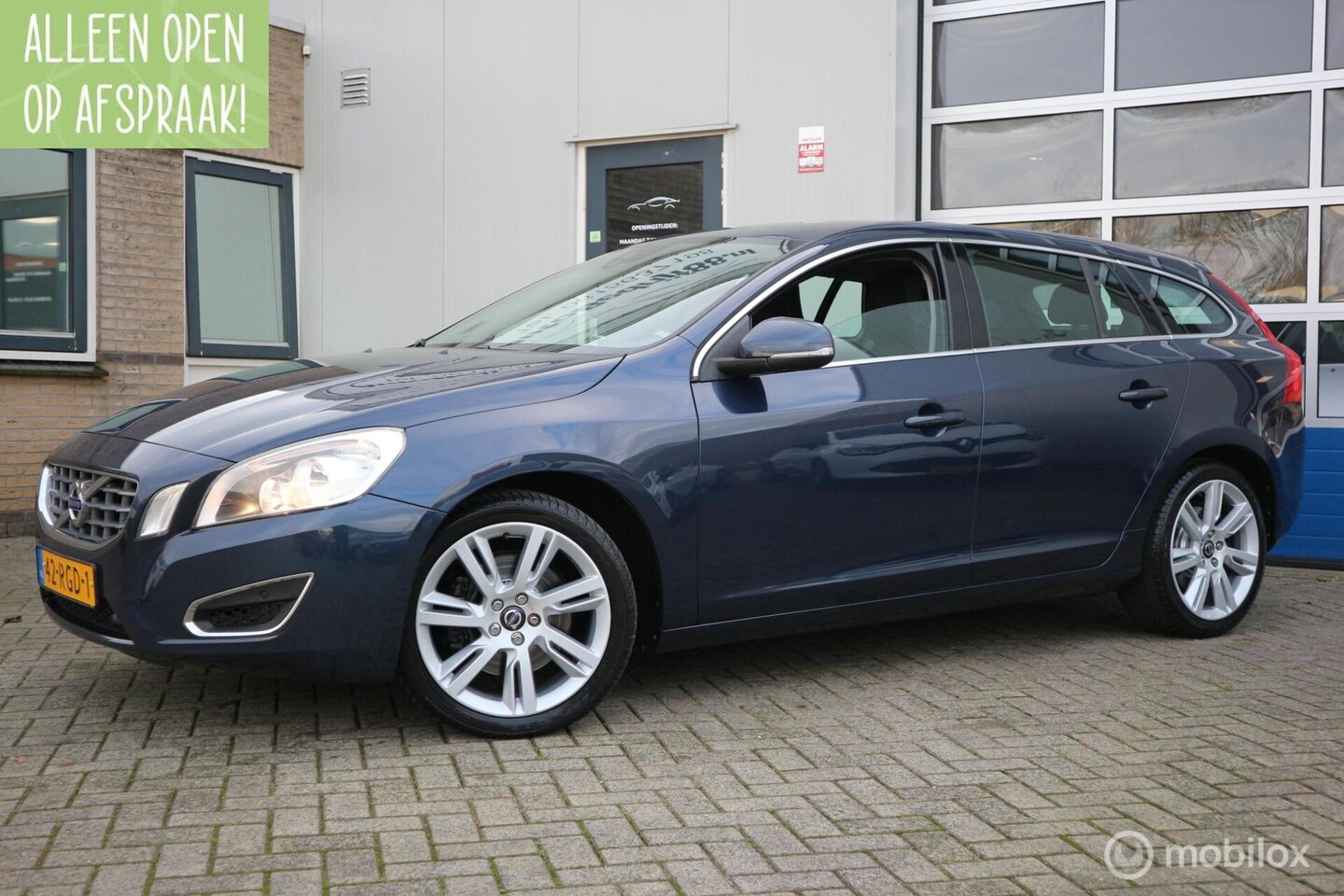 Volvo V60 - 2.0T Momentum AUTOMAAT/ECC/NAVIGATIE/TREKHAAK/NAP - AutoWereld.nl