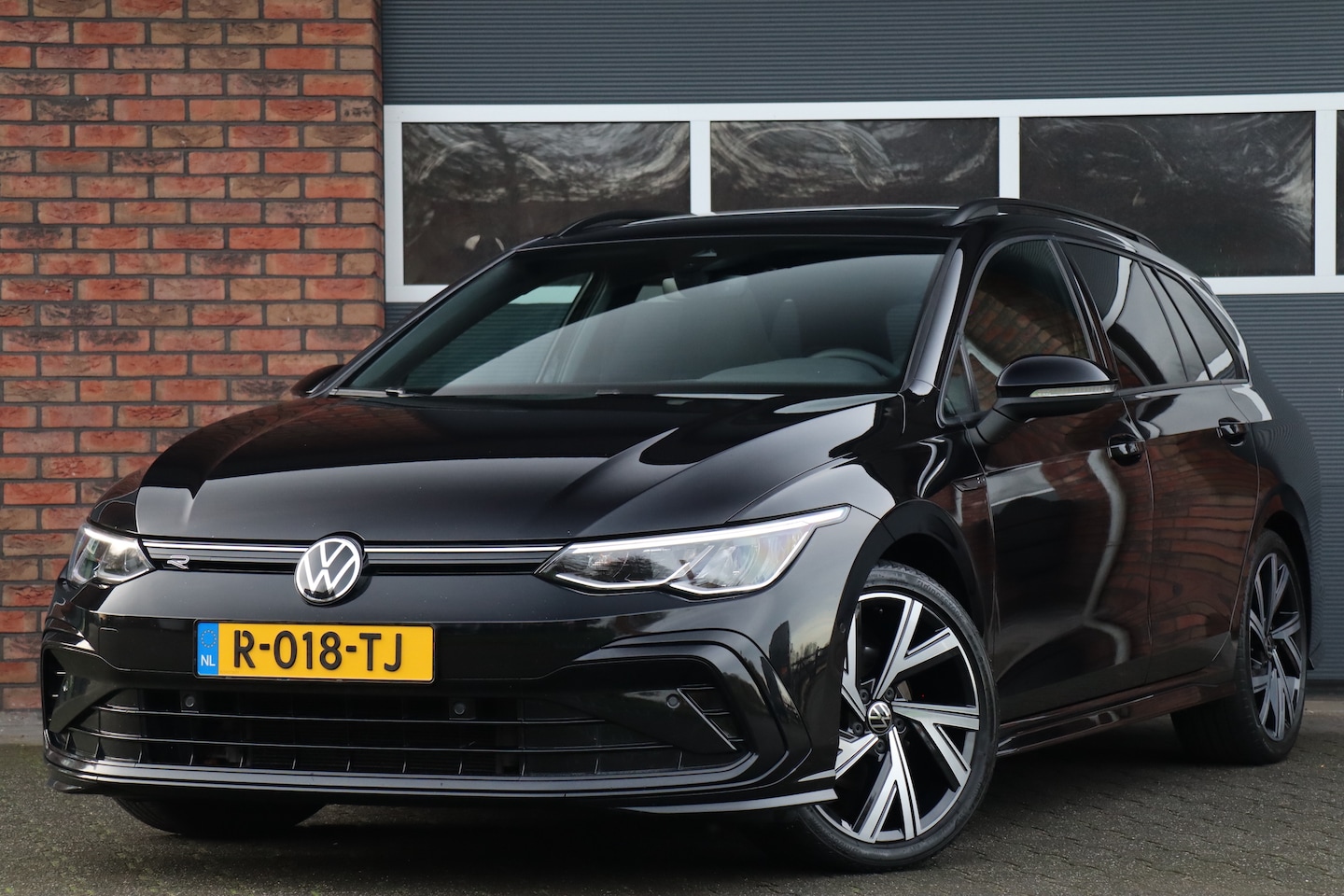 Volkswagen Golf Variant - 1.5 eTSI R-Line 1.5 eTSI R-Line, Pano, trekhaak - AutoWereld.nl