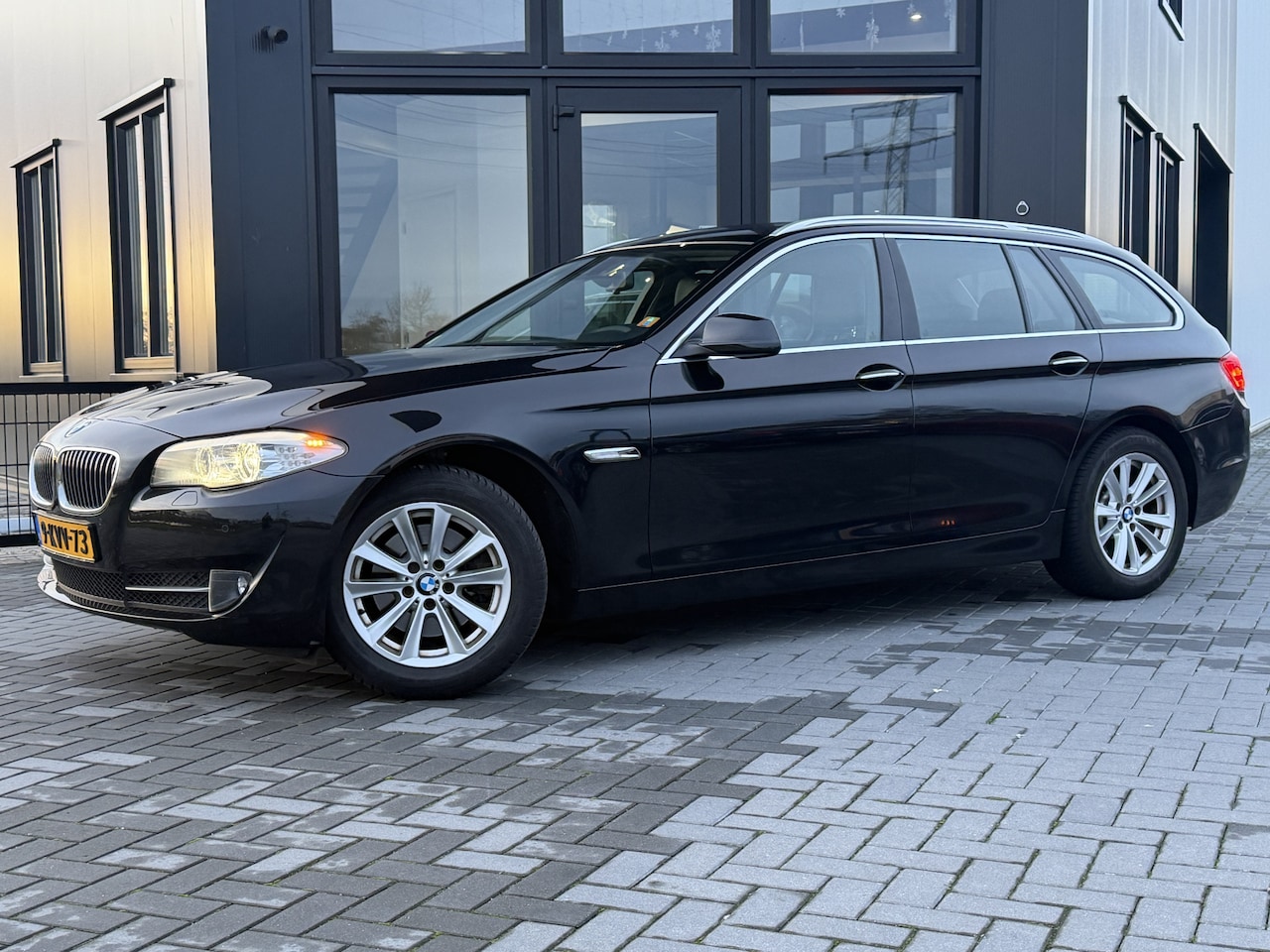 BMW 5-serie Touring - 520i High Executive Leer | Sportstoelen | Trekhaak | Nwe beurt & APK - AutoWereld.nl