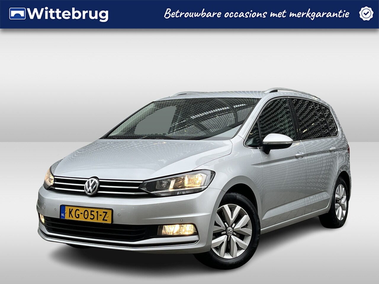 Volkswagen Touran - 1.4 TSI Highline / Navigatie / Camera / Parkeersensoren V+A / Zwenkbare trekhaak / Climate - AutoWereld.nl