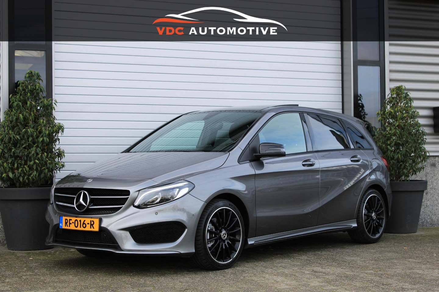 Mercedes-Benz B-klasse - 180 AMG Pano | Night | Carplay | Navi | Cruisecontrol | Sfeerverlichting | Dealer Onderhou - AutoWereld.nl