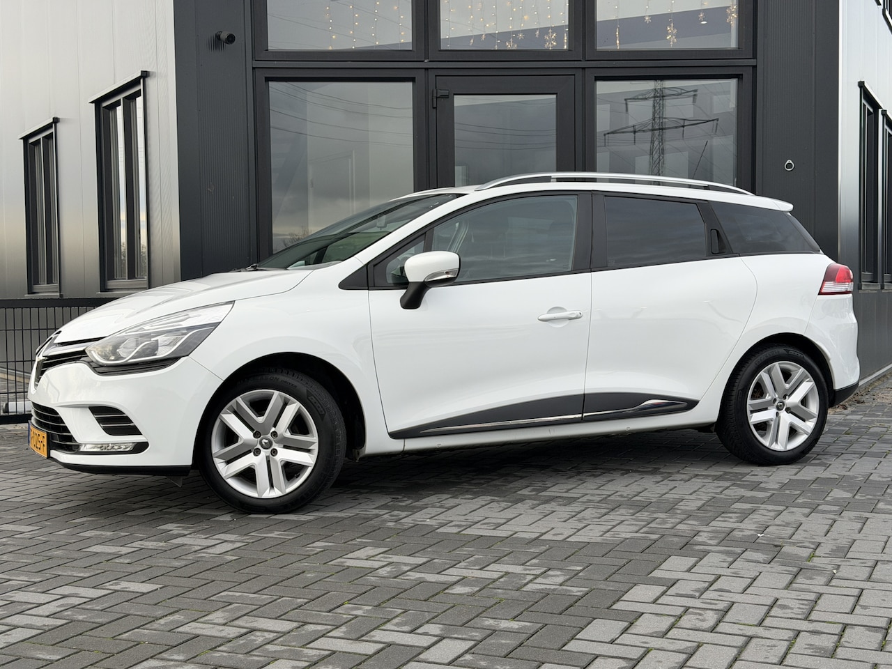 Renault Clio Estate - 0.9 TCe Zen Cruise | Airco | Navi | Nwe APK | Trekhaak - AutoWereld.nl