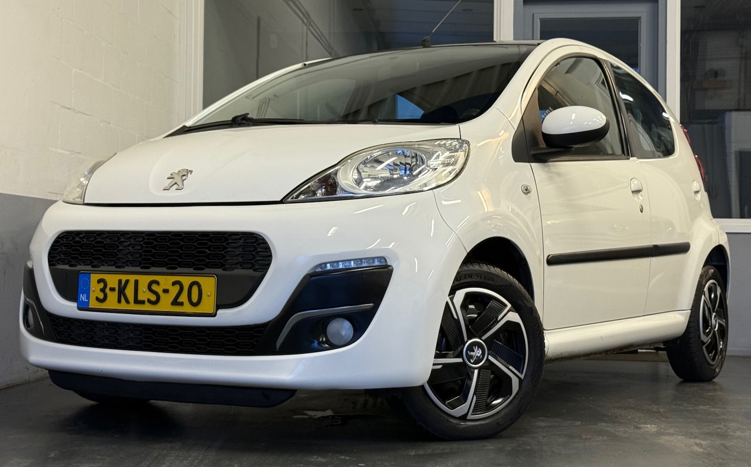 Peugeot 107 - 1.0 Active|NAP|APK05-26|Facelift|Airco|5Deurs|CentrDVG|Led| - AutoWereld.nl