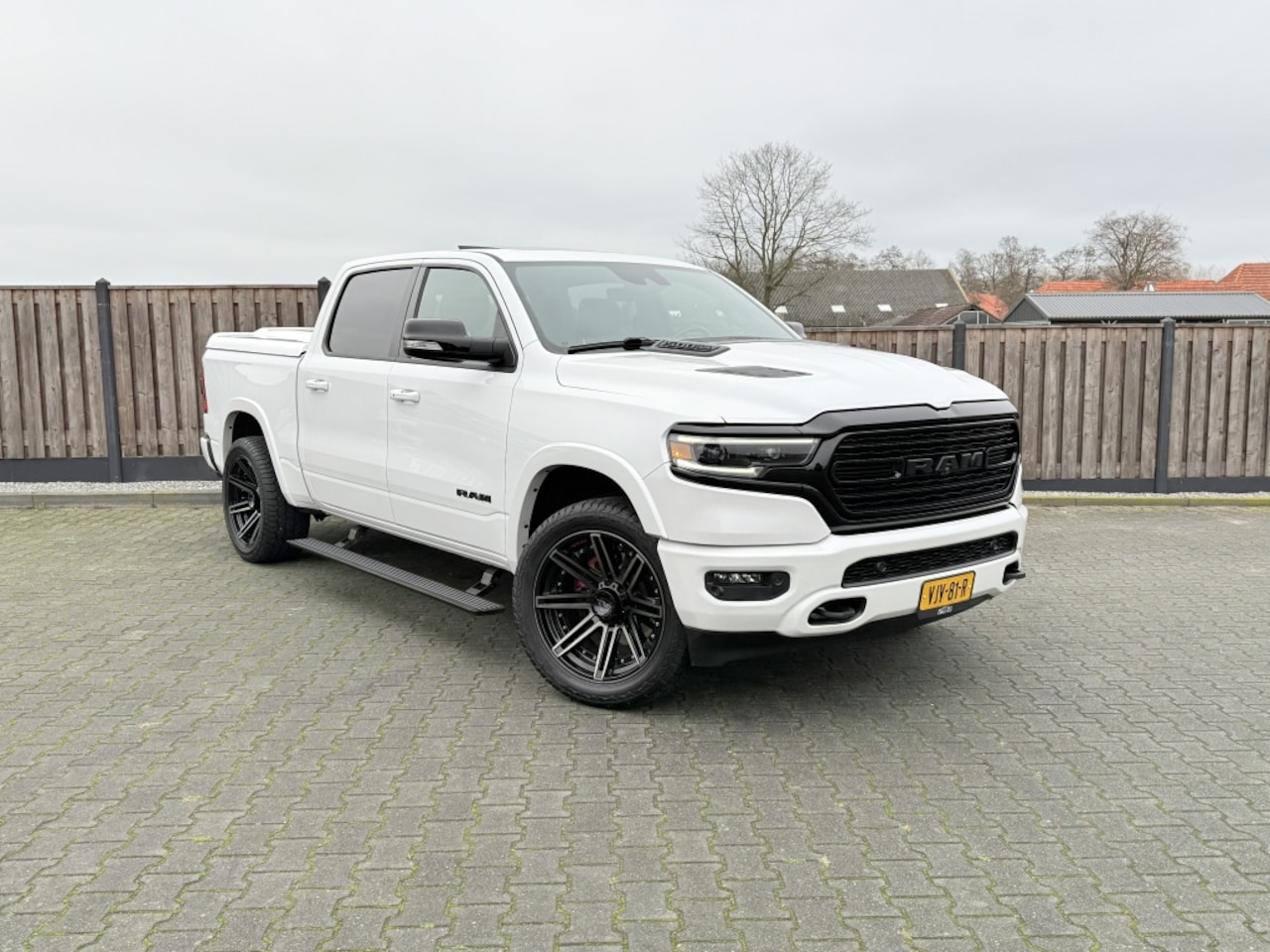 Dodge Ram 1500 - 5.7 V8 4x4 HEMI LIMITED HARMAN/KARDON - AutoWereld.nl