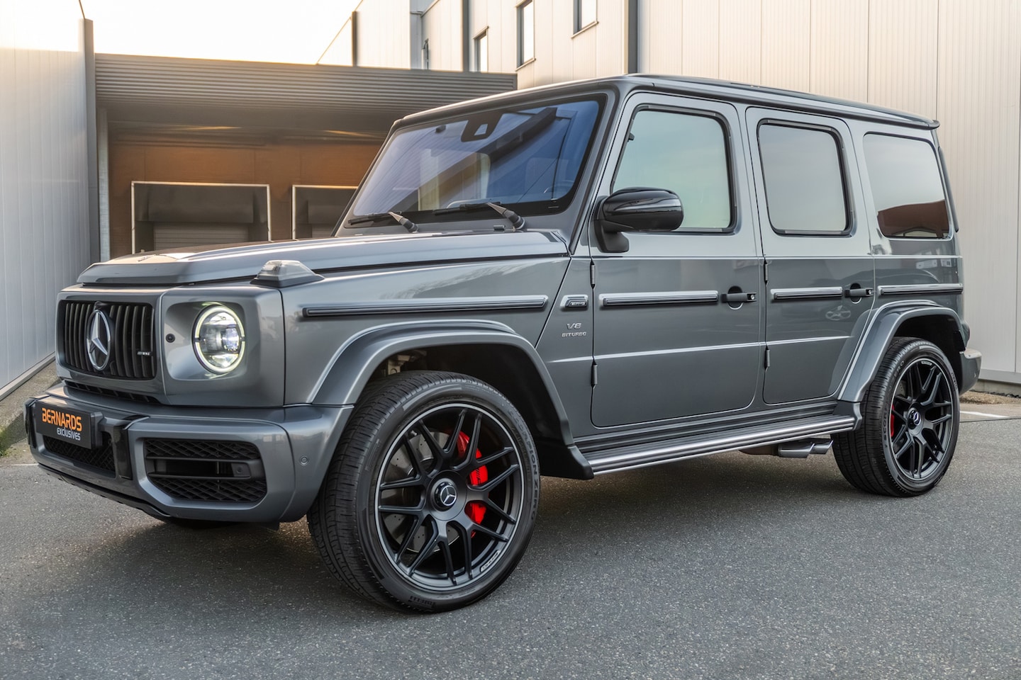 Mercedes-Benz G-klasse - G63 AMG - Selenite Grey Metallic - Burmester - Carbon - Sunroof - AutoWereld.nl