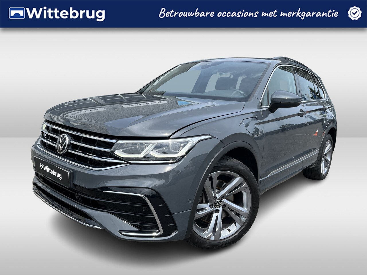 Volkswagen Tiguan - 1.4 TSI eHybrid 245pk R-Line DSG Automaat Panoramadak / Achterklep elektrisch / Navigatie - AutoWereld.nl