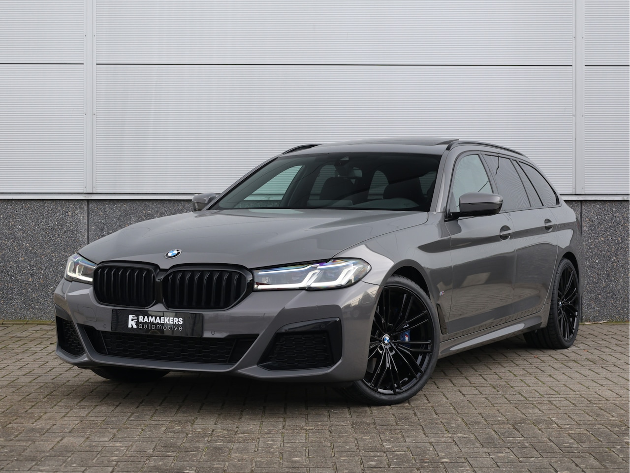 BMW 5-serie Touring - 530i High Executive M-Sport 20inch / Bernina Grau / Pano / Camera / Laser - AutoWereld.nl