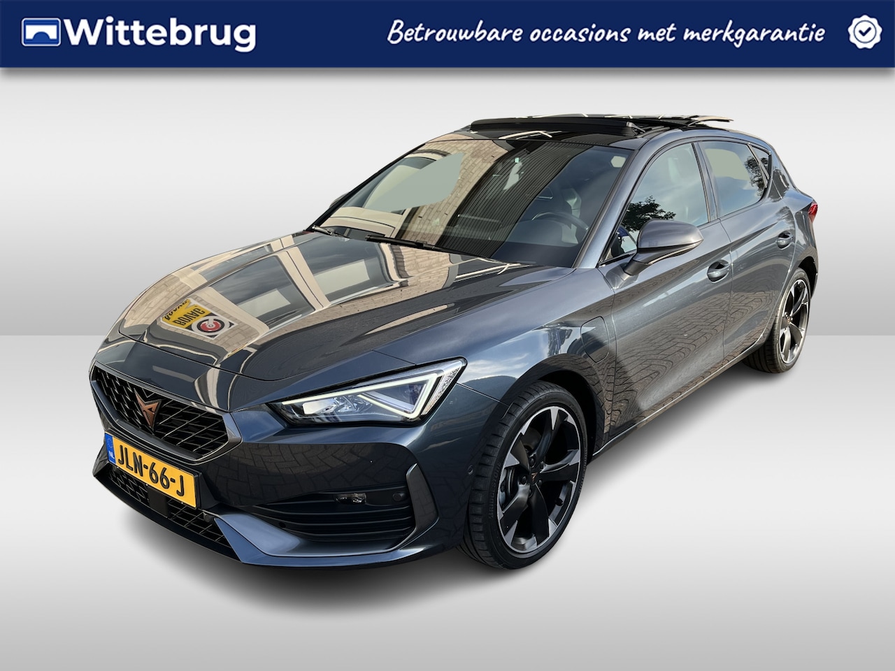 CUPRA Leon - 1.4 e-Hybrid Performance / AUTOMAAT/ PANO/ STUUR VERWARM./ FULL LINK/ PARK. SENSOREN + CAM - AutoWereld.nl