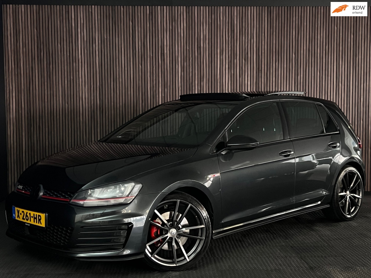 Volkswagen Golf - 2.0 TSI GTI PANO/DYNAUDIO/DCC/LANE ASSIST/ACC/CAMERA/STOELVERWARMING/19 INCH PRETORIA/GROO - AutoWereld.nl