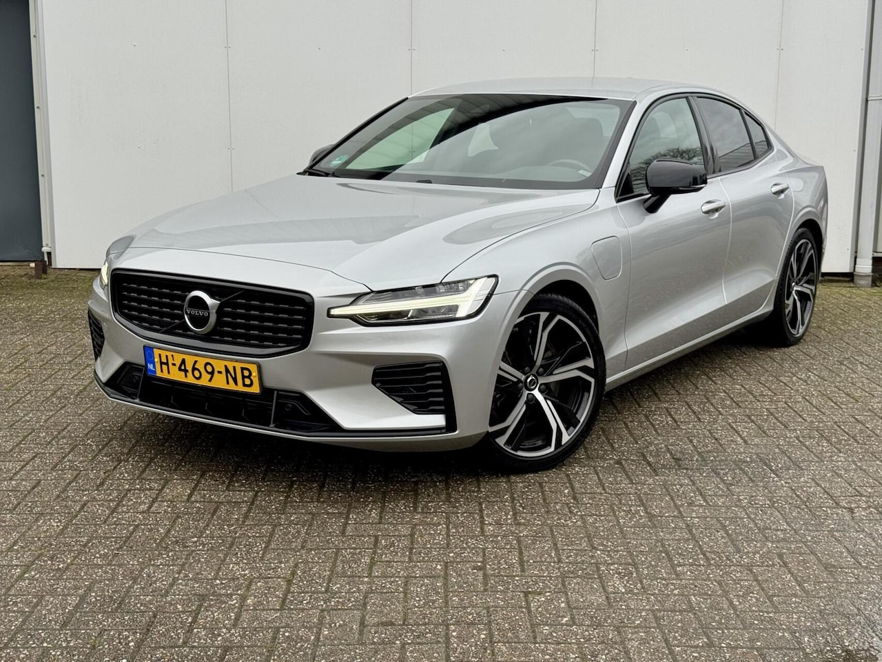 Volvo S60 - T6 AWD Twin Engine R-Design | ACC | Parkeercamera | Zwarte hemelbekleding | Trekhaak - AutoWereld.nl