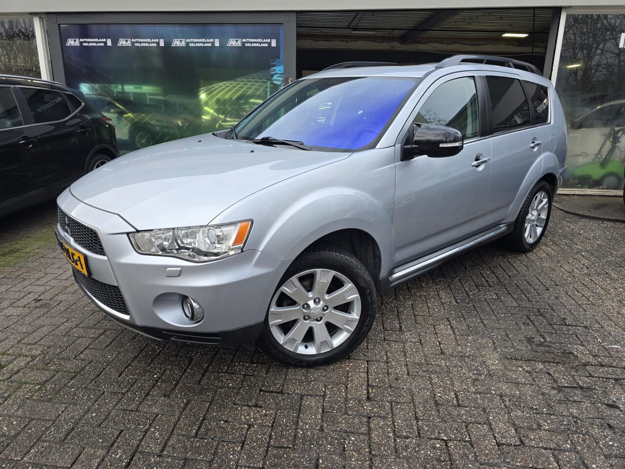 Mitsubishi Outlander - 2.4 Instyle | AUTOMAAT | 7 PERS | ANDROID | 12MND GARANTIE | CAMERA | LEDER | - AutoWereld.nl