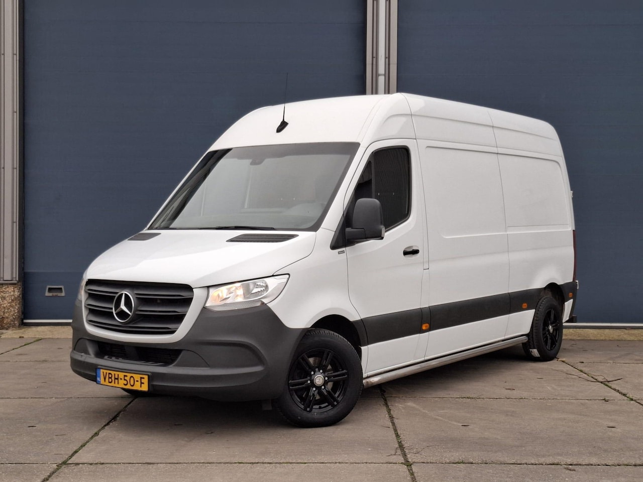 Mercedes-Benz Sprinter - 211 2.2 CDI L2H2 AUTOMAAT / TREKHAAK / NAVI / EURO 6 / CARPLAY - AutoWereld.nl