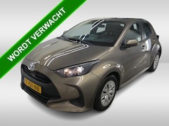 Toyota Yaris - 1.5 Hybrid Automaat Active / Navigatie / Cruise-ctr. / Airco-ecc./ Pdc+ Camera / Radio-mul