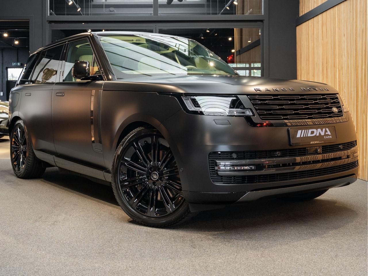 Land Rover Range Rover - P550e Autobiography Matte PPF Koelbox Entertainment 3.0 P550e Autobiography PHEV - AutoWereld.nl