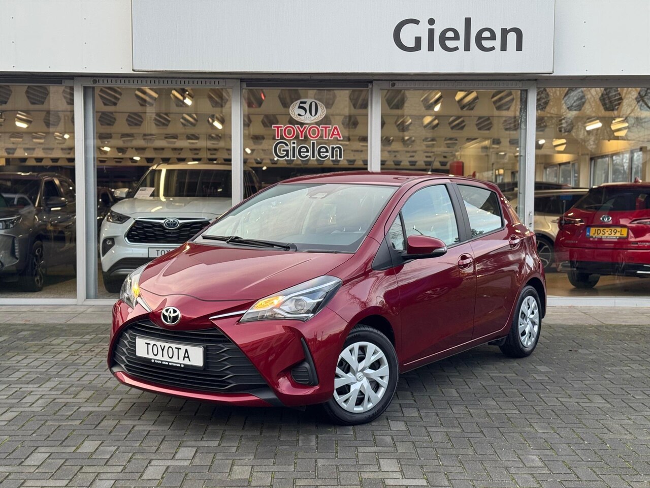 Toyota Yaris - 1.5 VVT-i 111pk Active | Trekhaak, Rood parelmoer, Parkeercamera, Cruise control, Climate - AutoWereld.nl