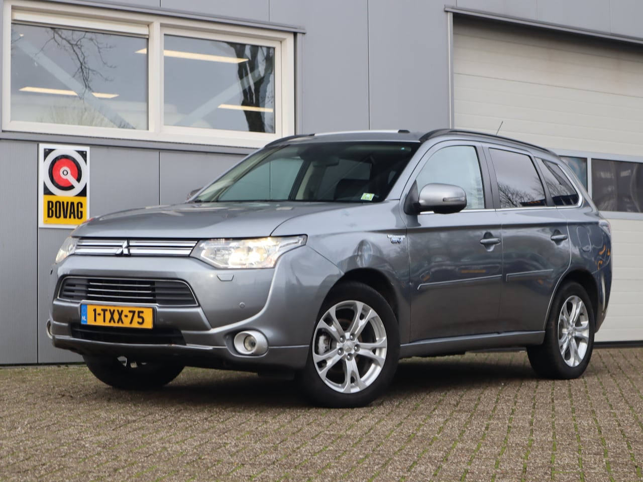 Mitsubishi Outlander - 2.0 PHEV Instyle+ / Trekhaak / Schuifdak / Leder / Camera - AutoWereld.nl