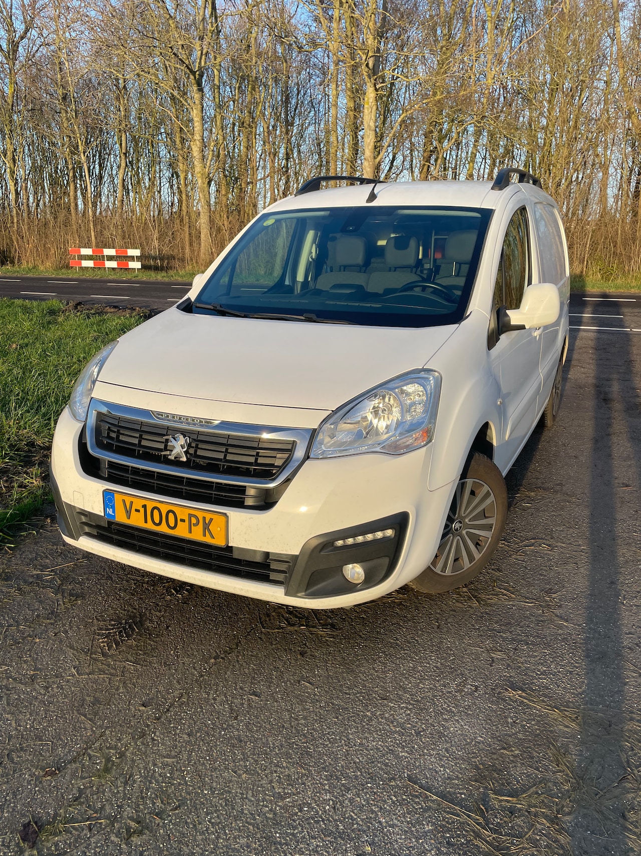 Peugeot Partner - 120 1.6 BlueHDi 100 L1 Premium Pack Navigatie/Trekhaak/Carplay/Dakdragers/Kasten - AutoWereld.nl