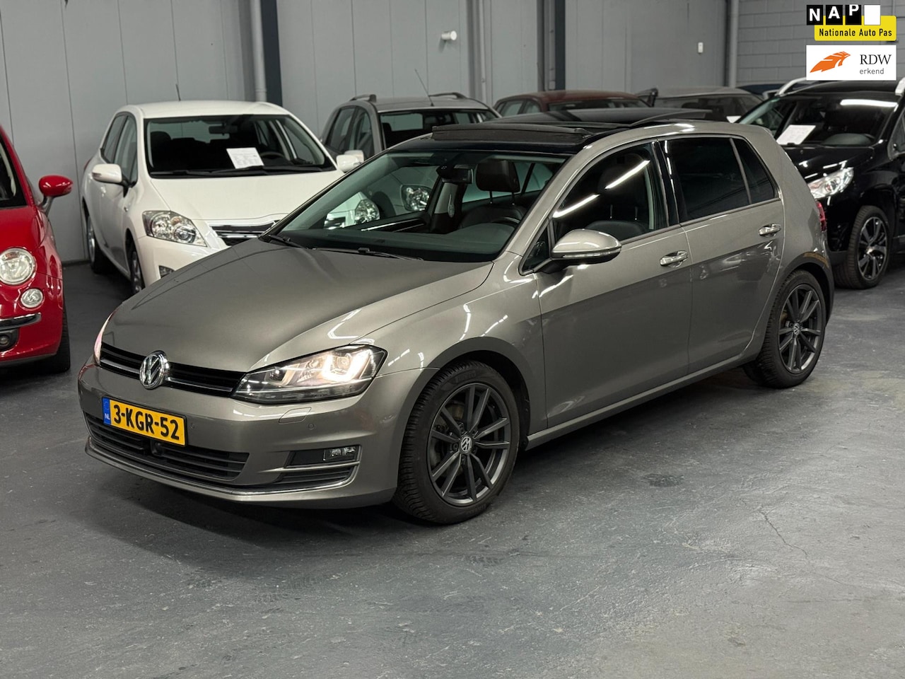 Volkswagen Golf - 1.4 TSI ACT Highline Automaat PANO ACC PDC NAVI Trekhaak 2de Eigenaar - AutoWereld.nl