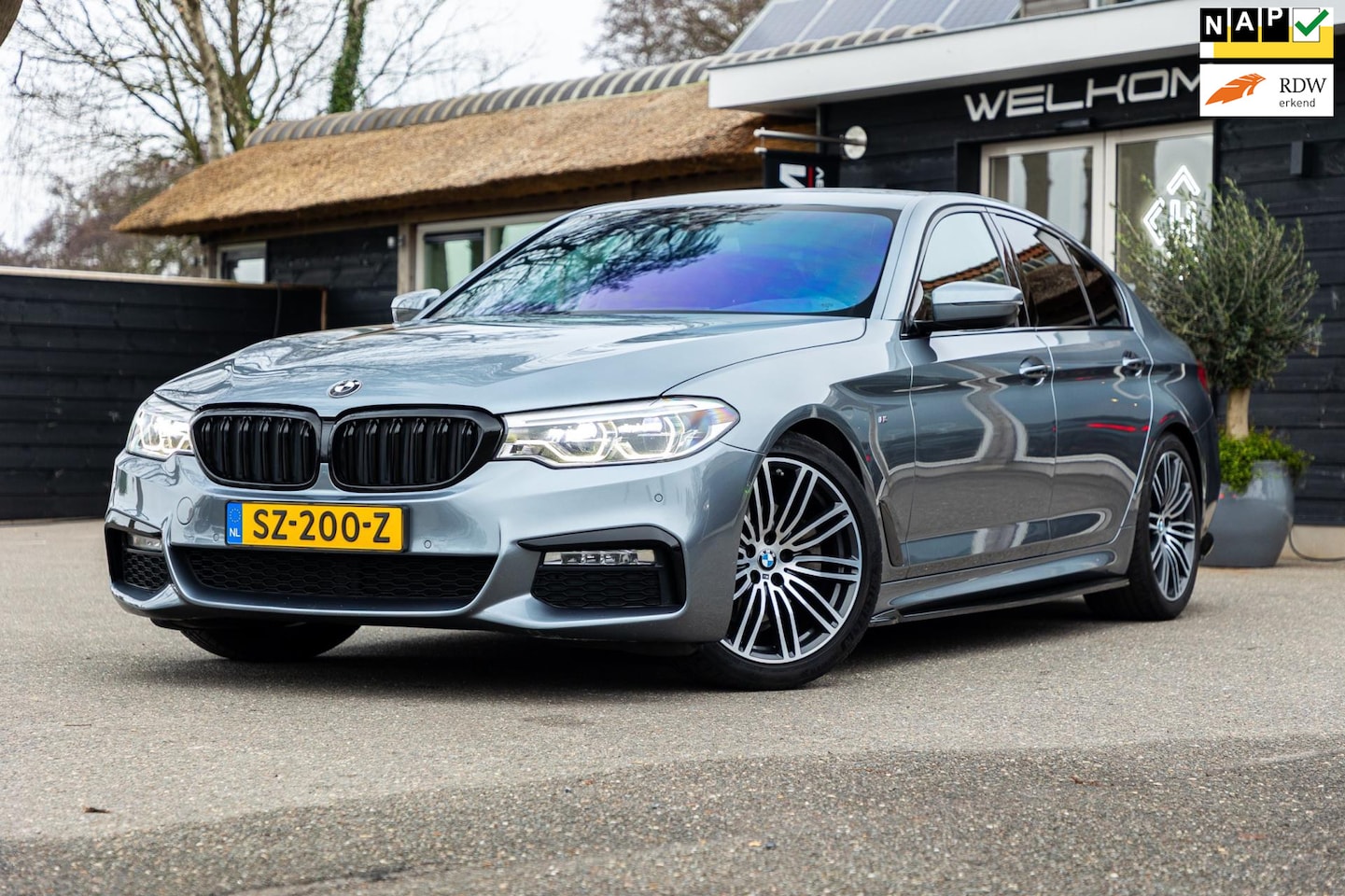 BMW 5-serie - 520i M-Sport I NL Auto I NAP I Led I Memory I Comfortstoel I Sfeerverlichting I CarPlay I - AutoWereld.nl