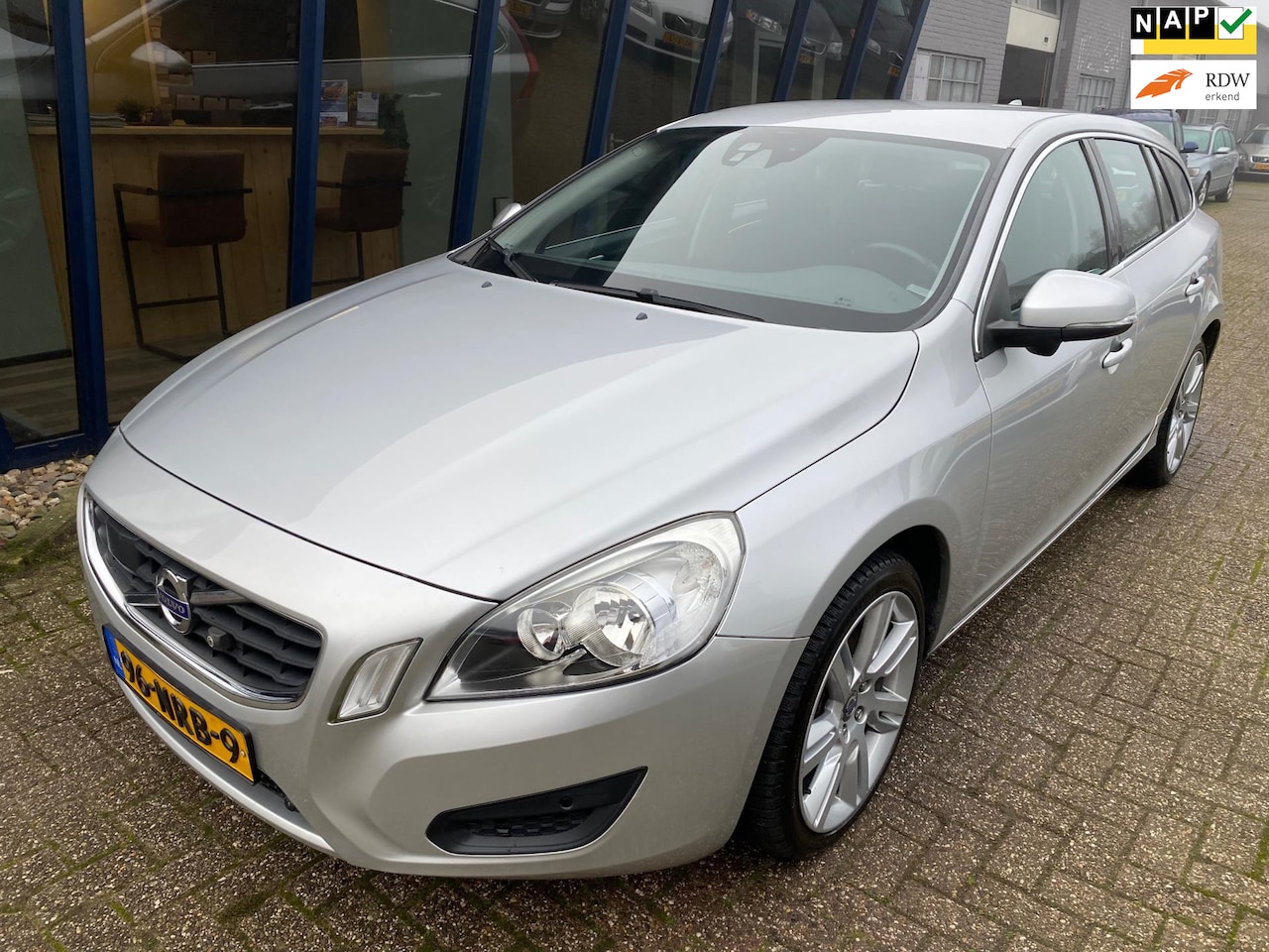 Volvo V60 - 2.0T Momentum NAVI / CAMERA / 18'' VELGEN - AutoWereld.nl